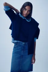 Sudadera celeste con capucha y manga larga, confeccionada en algodón 100% con efecto lavado.