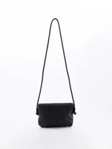 Cartera bandolera color nude con textura trenzada, solapa con cierre magnético y correa fina ajustable.