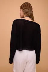 Crop sweater tejido color crudo, de pima cotton, con cuello bote y mangas largas ajustadas con forma semi oxford.