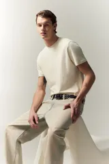Remera color crema de punto liviano con cuello redondo ribeteado y bajo recto. Corte ajustado que realza el contorno del cuerpo creando una silueta entallada. Confeccionada con tejido funcional COOLMAX®, una fibra exclusiva de poliéster de secado rápido que elimina la humedad y regula la temperatura corporal proporcionando un ajuste cómodo y suave.