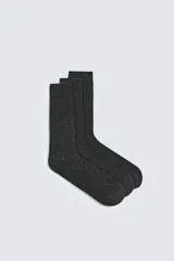 Pack de tres pares de calcetines negros tejidos en hilatura con algodón y acabado en rib elástico.
