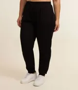 Pantalón deportivo estilo jogger color ladrillo, confeccionado en poliviscosa. Cuenta con cintura ajustable, bolsillos laterales y dobladillo ajustado.
