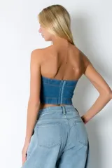 Corset de jean celeste con perlas, strass y tiras removibles.