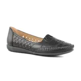 Zapato bajo color piel con capellada calada y elástico en el empeine.