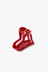 Pinza para el pelo roja con forma de corazón.