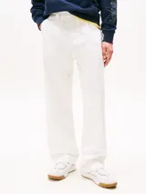 Pantalón chino blanco de algodón, corte recto, con cierre de cremallera y botón, bolsillos laterales ribeteados y bolsillos traseros de ojal.