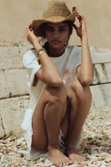 Sombrero de paja color marrón claro, estilo cowboy, con corona hundida y ala ancha.