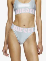 Calzoncillos de bikini color gris claro con acabado brillante y pretina elástica ancha de color gris más claro con el texto "DIESEL" en rosado.