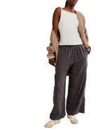 Pantalón color verde claro, amplio y de caída ligera con elástico en la cintura y largo hasta los tobillos.