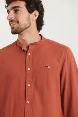 Camisa rosada de lino y algodón, con cuello mao, manga larga y bolsillo de parche en el pecho.
