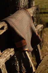 Chaleco marrón con diseño a cuadros y borde de cuero.