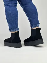 Bota corta de color tostado con diseño de elástico lateral y suela chunky.