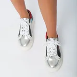 Zapatillas bajas de cuero con paneles en verde, dorado y plateado. Aplique de estrella rosada en el lateral y cordones blancos.