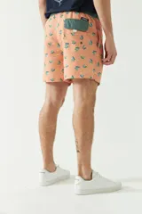 Short de baño estampado con cintura elástica ajustable con cordón, dos bolsillos laterales y uno trasero. Confeccionado en tela ligera de secado rápido y logo bordado.