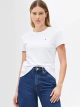 Remera blanca de algodón orgánico, corte regular, cuello redondo y manga corta. Presenta logo de Tommy Hilfiger bordado en el pecho.