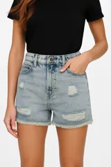 Short de jean negro con roturas y calce alto.