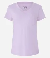 Blusa blanca de algodón con cuello en V, manga corta y bolsillo frontal.