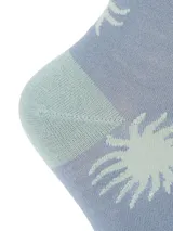 Calcetines de media caña color celeste con estampado de soles blancos y detalles en verde agua en puntera, talón y borde superior. Presentan la inscripción 'RKF' en el borde superior.