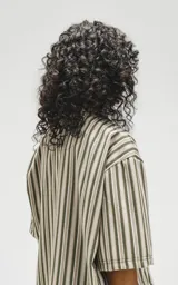 Camisa oversize de manga corta con cuello abierto y estampado a rayas verticales en tonos verde y beige.