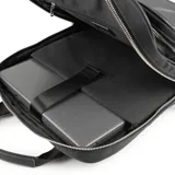 Mochila negra de poliéster con diseño rectangular y gran capacidad. Tiene acceso con cierre, dos bolsillos externos con cierre, un bolsillo interno con cierre y dos bolsillos internos abiertos. Cuenta con correa regulable, asas fijas y herrajes plateados. El interior está forrado en tela de algodón y poliéster.