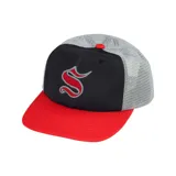 Gorra de béisbol Supreme con paneles frontales negros, visera roja y paneles traseros de malla gris. Presenta el logo 'S' bordado en el frente y botón superior rojo.