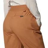 Pantalón jogger negro de mujer, marca Columbia, modelo Leslie Falls. Confeccionado con tejido Omni-Shield™ que repele la humedad y Omni-Shade™ UPF 50 que protege de los rayos UVA/UVB. Cuenta con cintura elástica, bolsillos laterales y traseros, y un bolsillo de seguridad con cremallera.