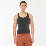 Musculosa negra de canalé con cuello redondo.
