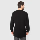 Sweater negro de punto con cuello redondo y manga larga. Presenta un bolsillo con cierre en la manga izquierda.