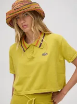Chomba corta roja de algodón con cuello camisero con rayas celeste y negra. Logo bordado en el frente.