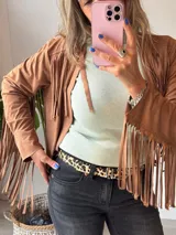 Chaqueta marrón de gamuza sintética con flecos en mangas y ruedo.
