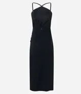 Vestido midi negro de bengalina, sin mangas, con breteles finos, escote halter, pliegues, abertura lateral y cierre por cremallera en la espalda.
