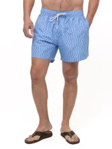 Short de baño celeste con estampado de ballenas en azul y gris. Tiene cintura elástica con cordón ajustable y bolsillos laterales.