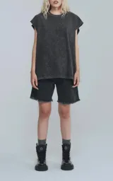 Remerón sin mangas, corte extra oversize, color gris oscuro con efecto nevado/acid wash. Posee cuello redondo con rib y hombros caídos.