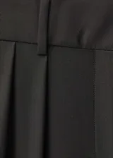 Pantalón negro de tiro alto con diseño wideleg, trabillas, tejido mezcla de lana, cierre delantero de botón, gancho y cremallera, detalle de pinzas, dos bolsillos laterales, diseño largo, forro interior y bolsillo de ribete en la parte posterior.