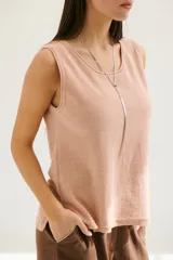 Musculosa color beige claro de tejido de lino con cuello redondo.