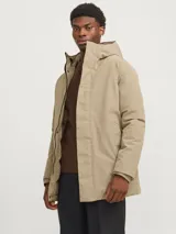 Parka larga color beige con capucha ajustable, cierre frontal con solapa cortaviento, bolsillos funcionales y puños de canalé.