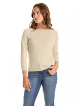 Buzo tejido en hilado fino color beige, con cuello bote y manga raglán ¾.