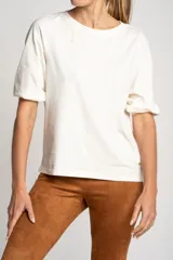 Remera color crema de algodón peinado, corte al cuerpo y mangas globo 3/4.