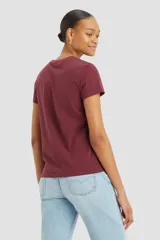 Remera de manga corta color bordó con logo de Levi's estampado en el pecho con diseño floral.