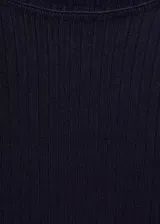 Buzo de punto fino color azul marino, de manga corta, cuello redondo y diseño entallado.