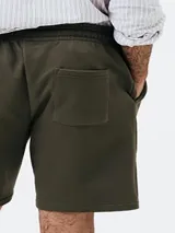 Bermuda deportiva color gris con cintura elástica y cordón ajustable.