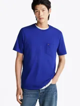 Remera azul de algodón con cuello redondo y bolsillo de parche en el pecho con logo bordado. Corte regular.