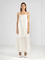 Vestido largo celeste de breteles finos, escote recto y lazos ajustables en los costados.