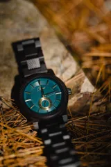 Reloj Chenaut Saphir d’Ébène con movimiento de cuarzo, caja y malla de madera de ébano, esfera azul zafiro con detalles dorados, cristal Hardlex resistente a los arañazos y cierre oculto con botón.