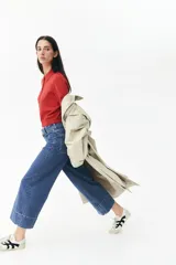 Jeans de pierna ancha en denim de algodón con leve stretch, tiro alto, corte holgado de muslo a bajo, largo cropped y bolsillos de parche atrás.