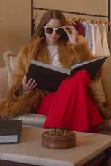 Tapado de piel sintética color camel, corte recto y silueta relajada, con interior forrado y bolsillos funcionales.