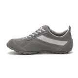 Zapato Caterpillar modelo Iris color gris, de gamuza, con cordones y suela de goma.