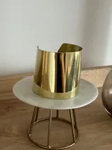 Brazalete ancho de bronce dorado, liso y pulido.