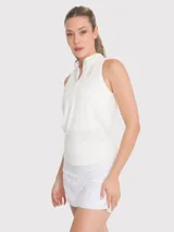 Musculosa deportiva negra con medio cierre frontal, cuello alto y logo estampado en el pecho.