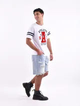 Remera de manga corta con diseño de bloques de color: azul marino en la parte superior y gris en la inferior. Estampado frontal con la palabra "Superior" y el número "76" en rojo.